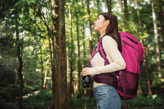 登山女性图片