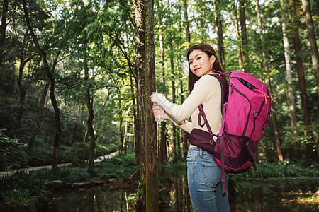 登山女性喝水休息图片