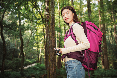 青年女性在森林里拍照图片