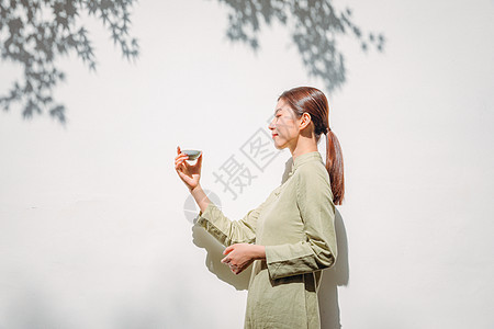 古风素衣美女喝茶背景图片