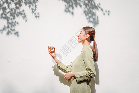 古风素衣美女喝茶背景图片