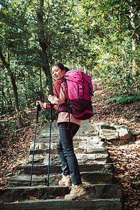 用登山杖爬山的女性形象高清图片