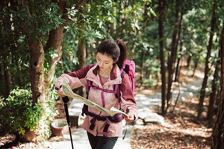 登山女性看地图图片