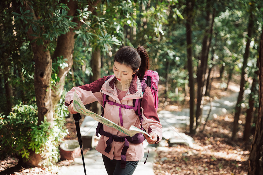 登山女性看地图图片