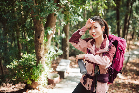 登山女性喝水休息图片