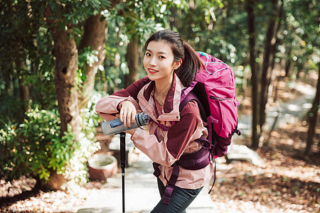 登山女性喝水休息图片