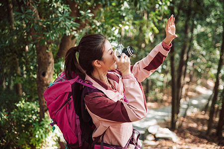 徒步旅行拍照女生在山间小路上拍照背景