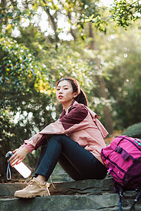 登山女性喝水休息图片