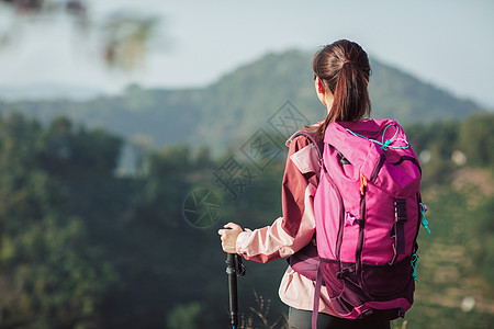 登山模特青年女性登山背影背景