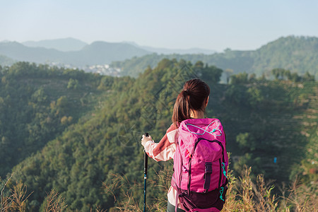 青年女性登山背影图片素材