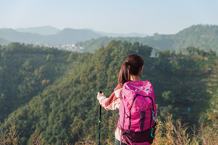 青年女性登山背影图片