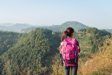 背包爬山青年女性登山背影背景