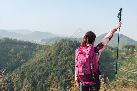 青年女性登山背影图片