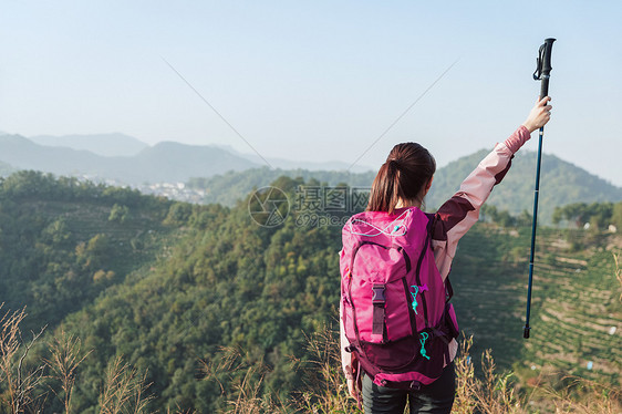 青年女性登山背影图片