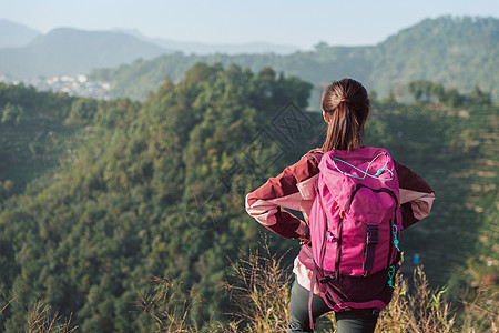 青年女性登山背影图片