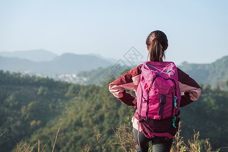 青年女性登山背影图片