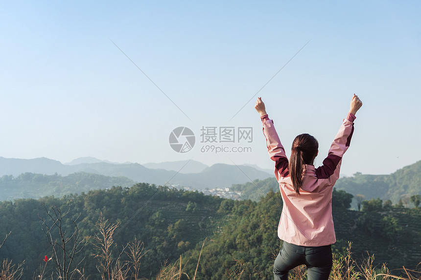 青年女性登山背影图片