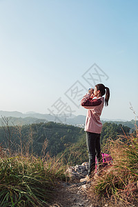 青年女性山顶拍照 图片