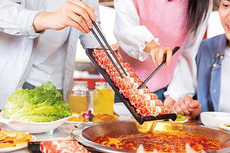 青年聚会吃火锅涮肉高清图片