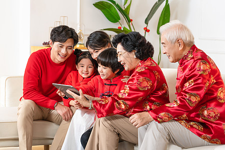 新年春节一家人和远方亲戚视频通话高清图片