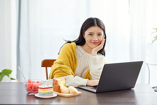 居家美女阅读图片