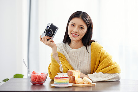 居家美女拿相机拍照图片