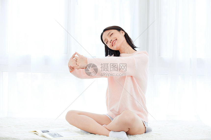 居家美女坐在飘窗看书图片