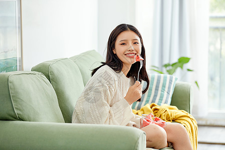 美女吃水果图片