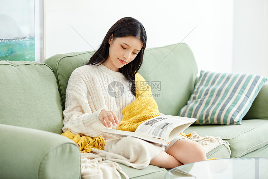 年轻美女看书休息伸懒腰图片