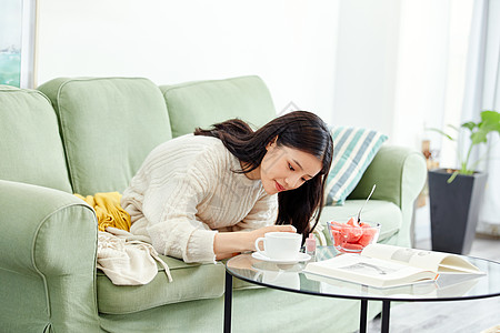 居家美女涂指甲油图片