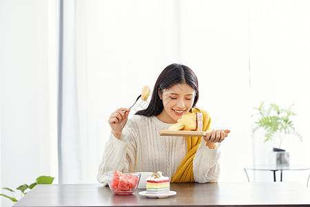 居家美女吃早餐高清图片