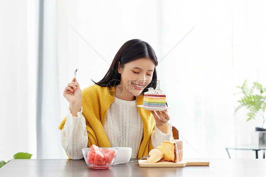 居家美女吃早餐图片