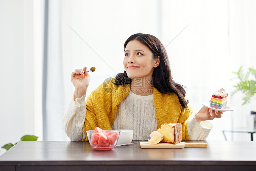 居家美女吃早餐图片