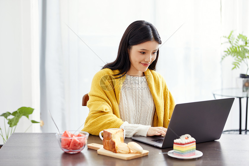 居家美女休闲办公图片