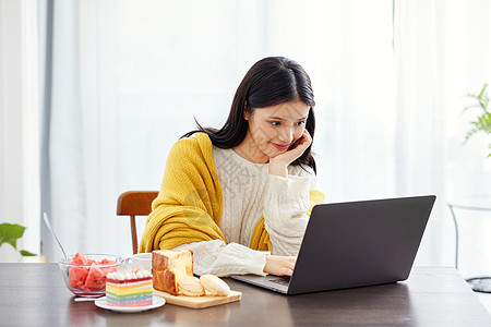 居家美女休闲办公图片