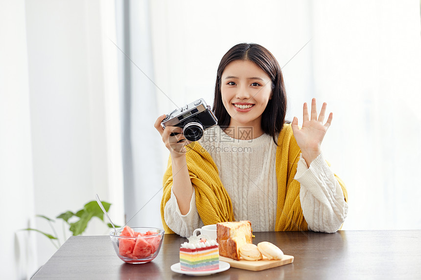 居家美女拿相机拍照图片