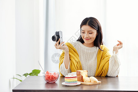 居家美女拿相机拍照图片