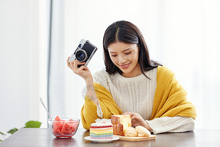 居家美女拿相机拍照图片