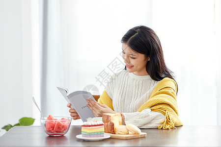 居家美女早晨阅读图片