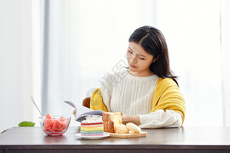 居家美女早晨阅读图片