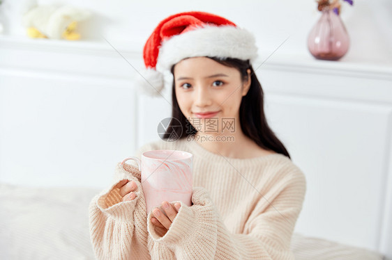 居家圣诞美女喝热水图片
