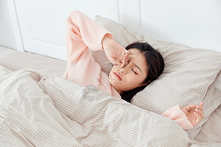 被子高清背景-被子高清摄影图片-居家可爱女孩醒来图片-摄图网