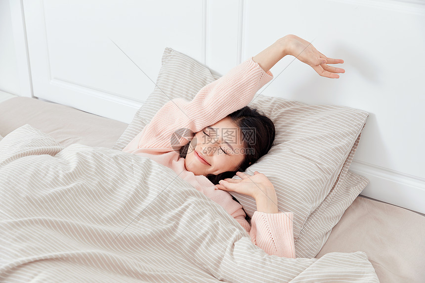 居家美女起床图片