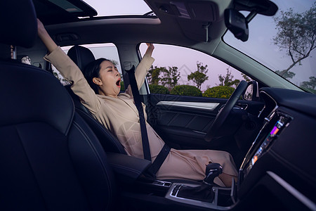 女性司机疲劳驾驶图片