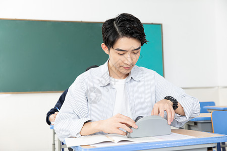 青年男性考研考试图片