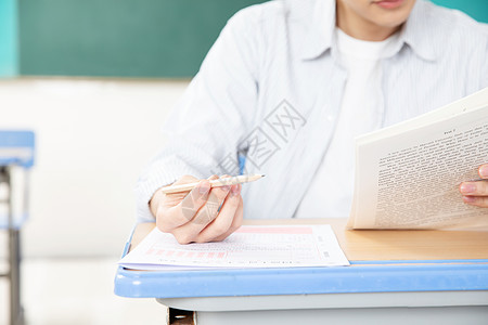 学生阅读特写学生做答题纸背景