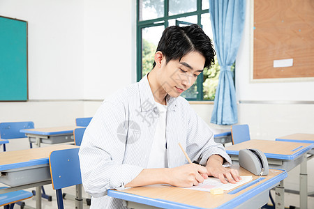 青年男性考研考试图片