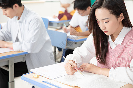 青年女性考研考试图片