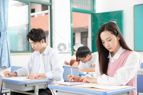 青年女性考研考试图片