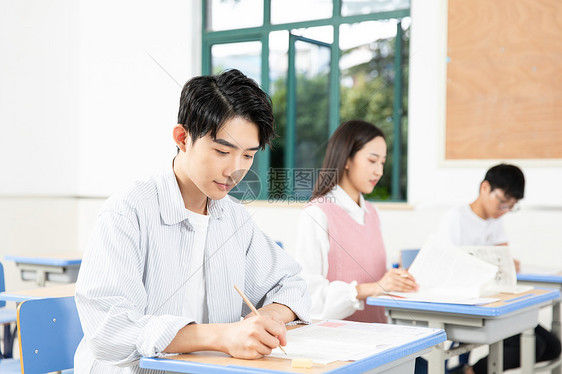 青年男女考研考试图片